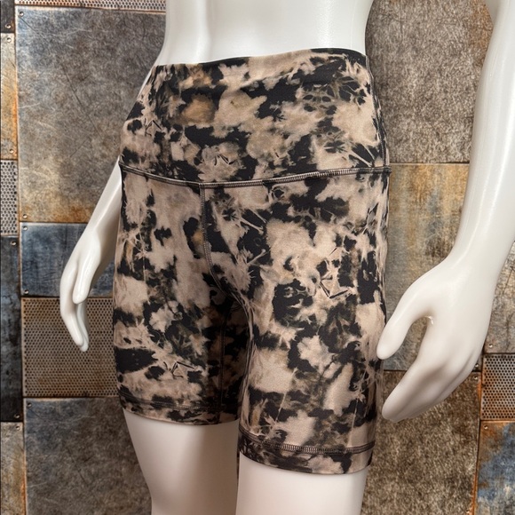 Lululemon Wunder Train High-Rise Short Size 6 - Picture 6 of 11